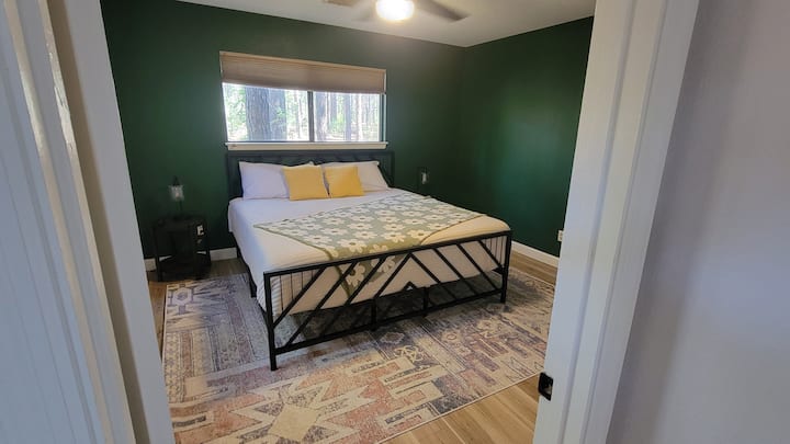 Დიდი საწოლი სრული სააბაზანოთი