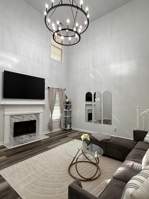 Top Airbnb: The House of Golden in Riverdale