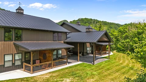 Sleeps 24/ 4 Kitchens / 4 Hot Tubs / 4 Firepits