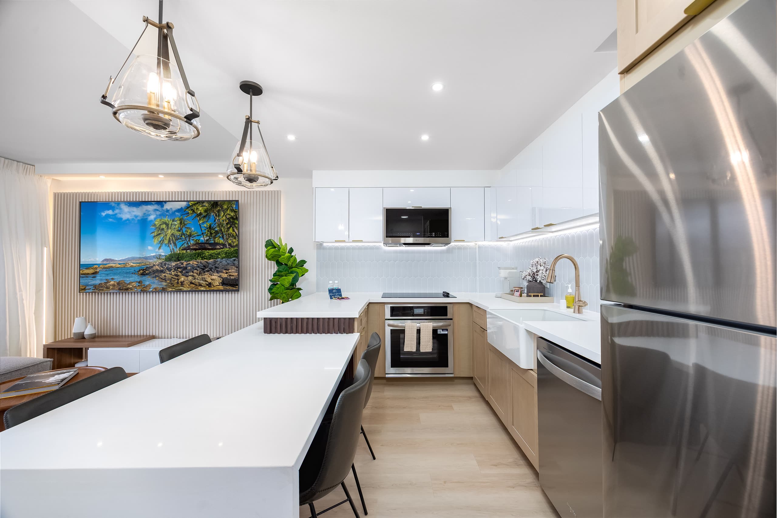 Waikiki condo w/ lanai, views & beach gear - Image 19