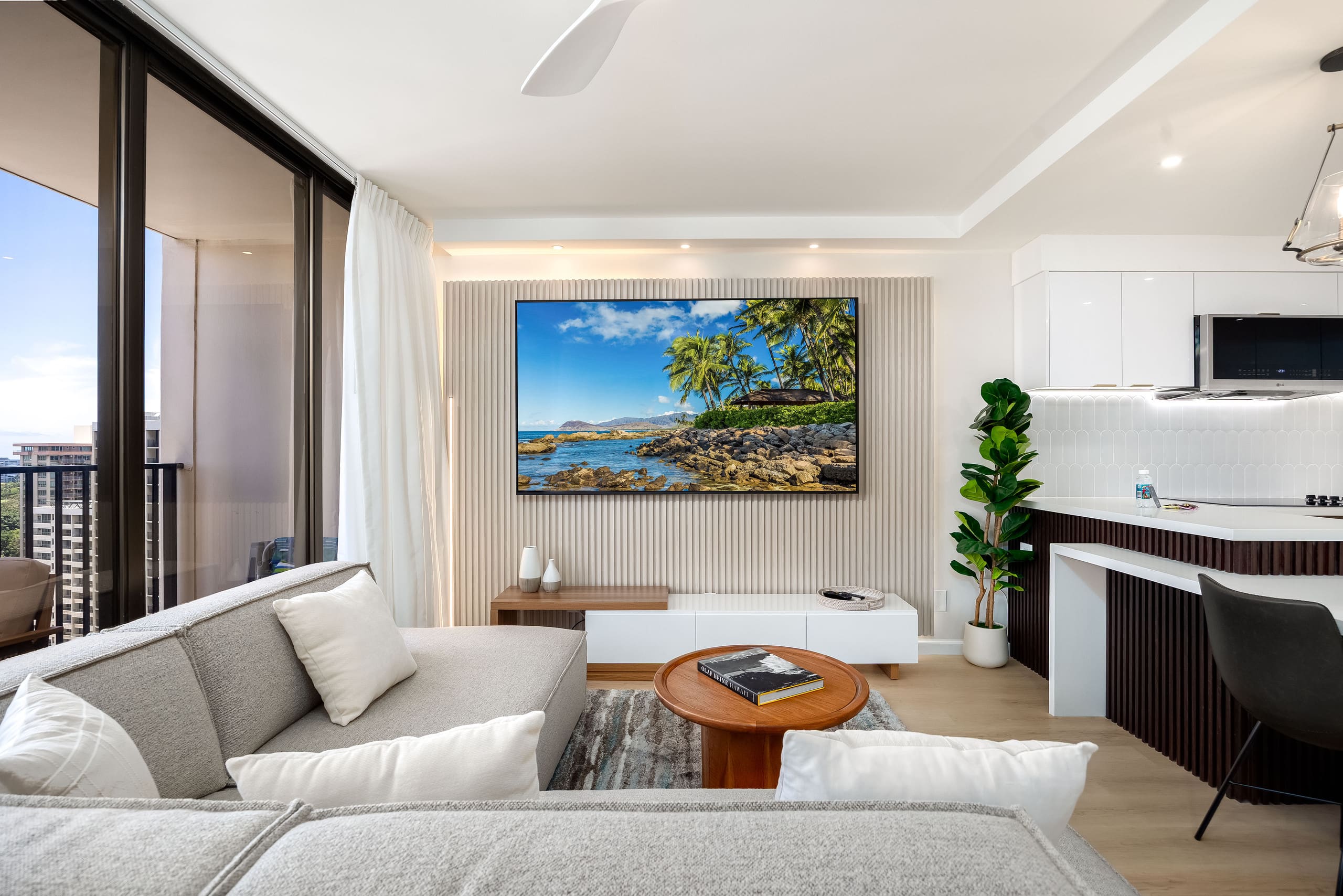 Waikiki condo w/ lanai, views & beach gear - Image 11