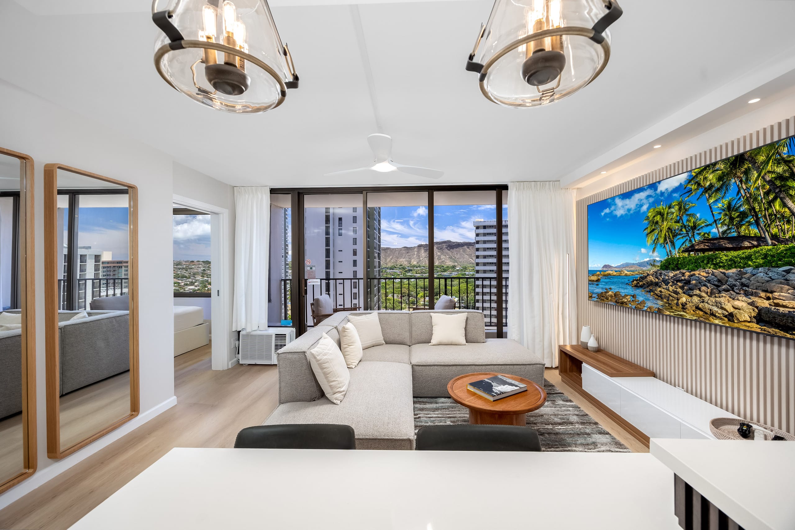 Waikiki condo w/ lanai, views & beach gear - Image 12