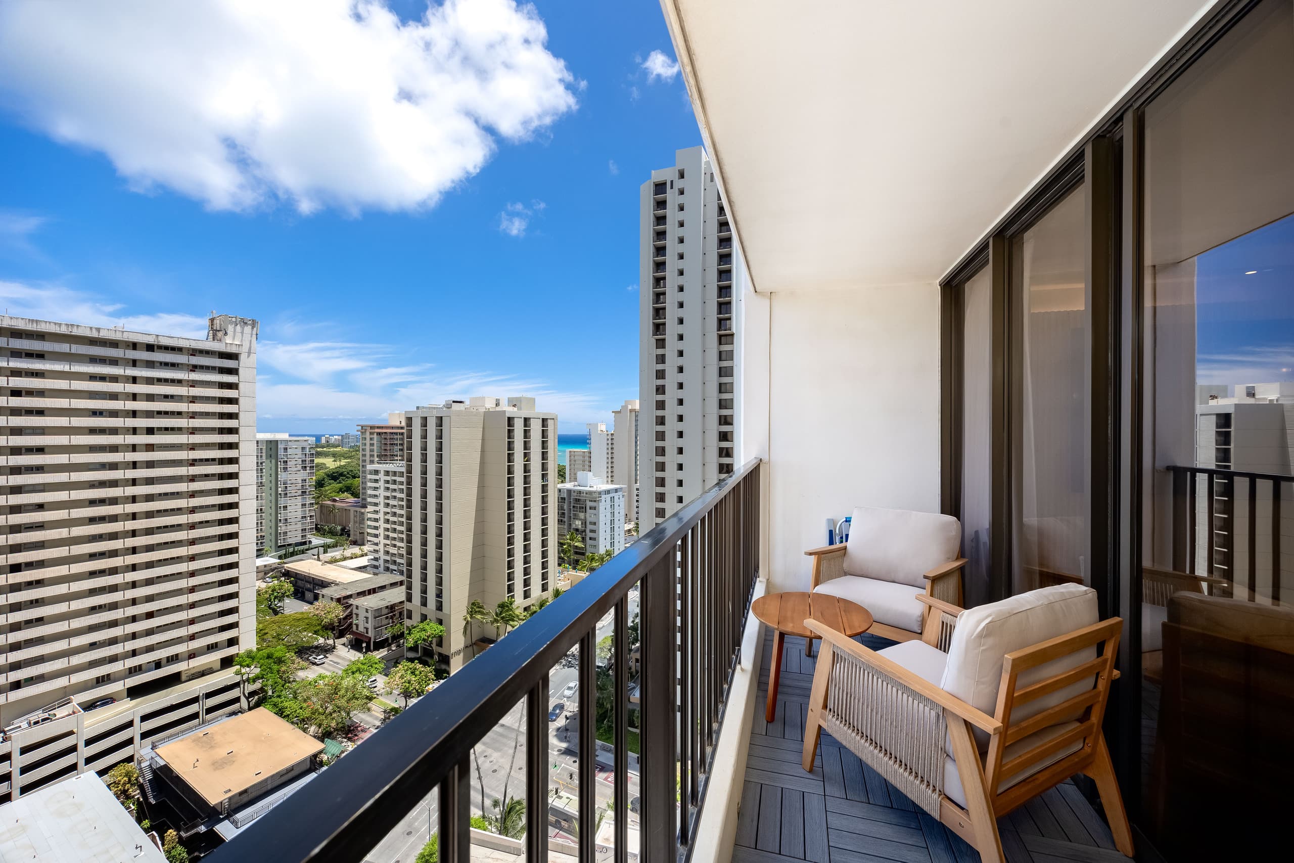 Waikiki condo w/ lanai, views & beach gear - Image 43