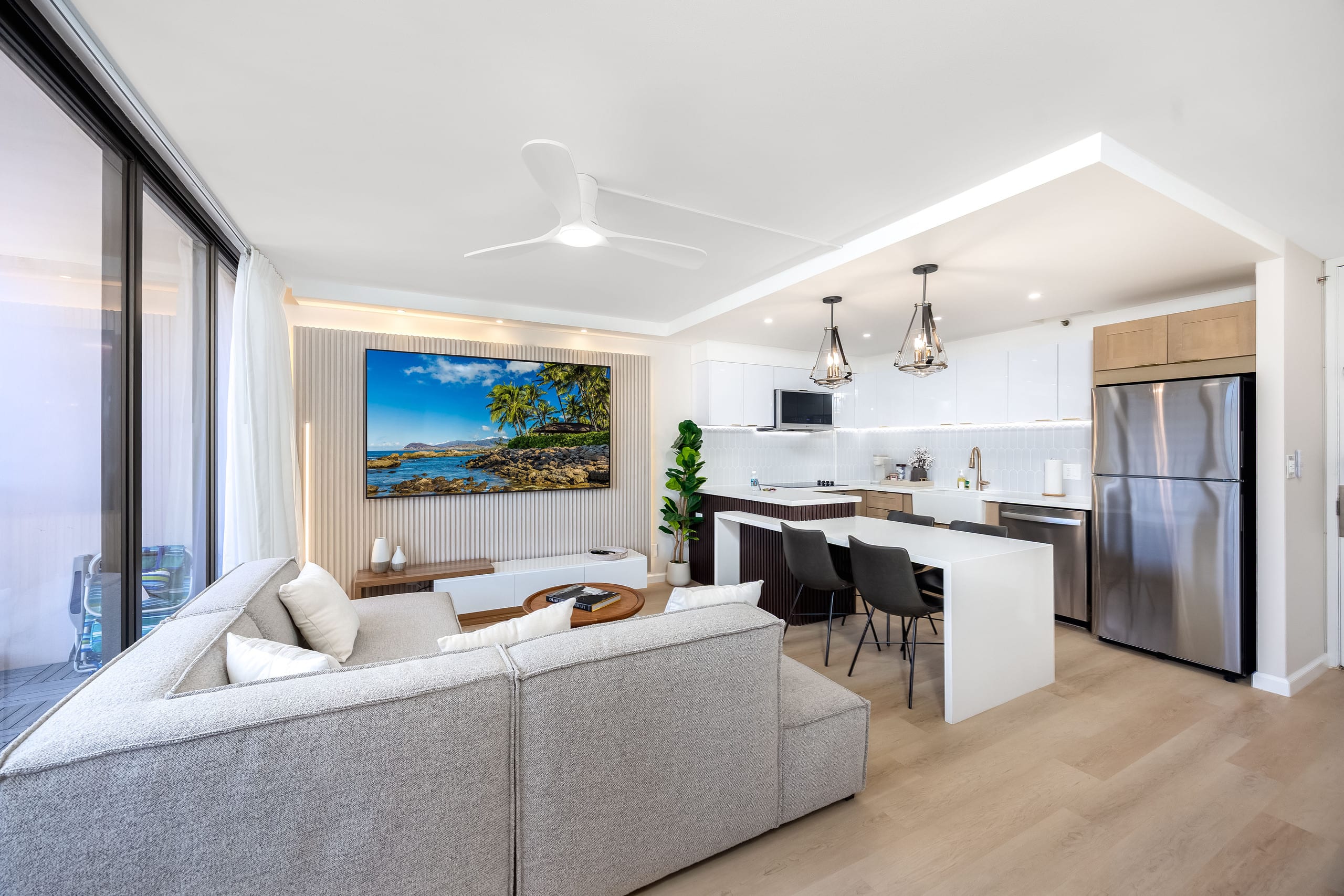 Waikiki condo w/ lanai, views & beach gear - Image 10