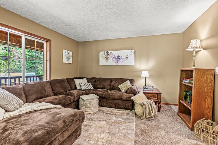 Rocky River Retreat - Flathead Lake, Cathlamet