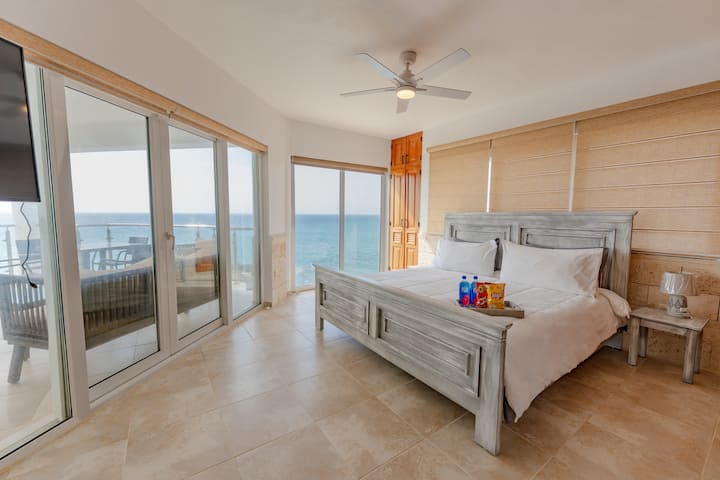 Chumba Kikuu cha Kulala kikubwa chenye bafu kamili la ndani. Inajumuisha kitanda cha Ukubwa wa King, kiyoyozi, WiFi, televisheni janja ya inchi 42 na mwonekano wa ajabu wa bahari. 