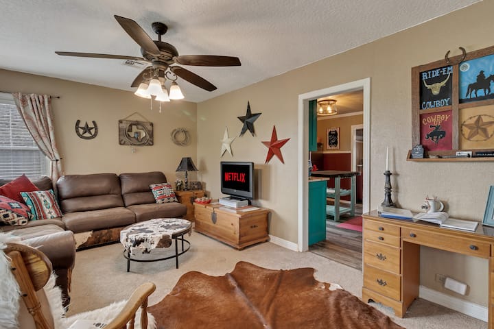 Downtown Getaway • Sleeps 11 + Game Room! - Eufaula, OK