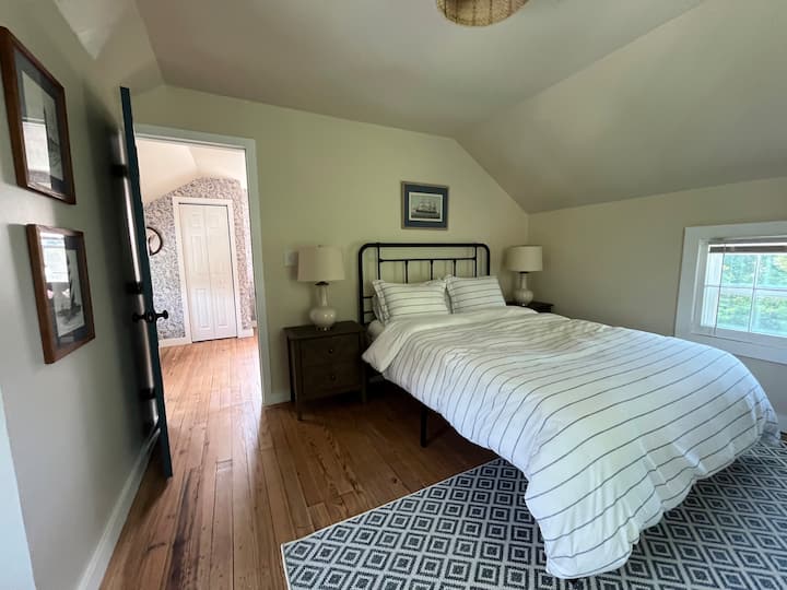 הנוף לנהר ולטבע דרך החלונות הופך את חדר השינה הזה למקום מפלט שלו. 