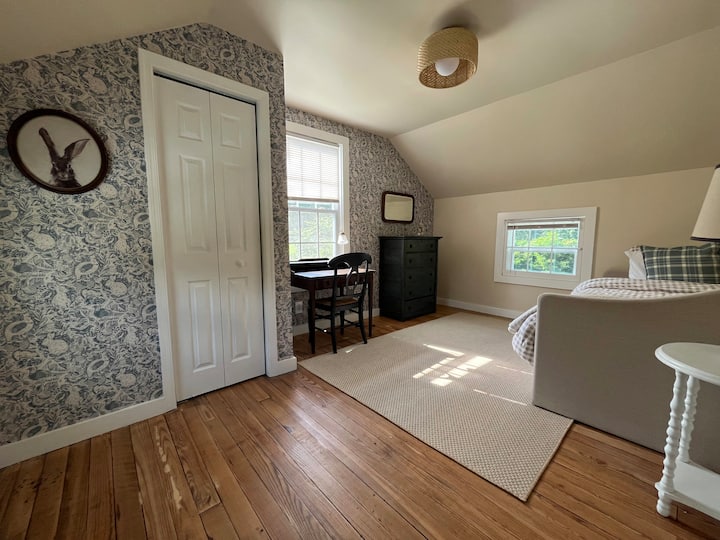 חדר שינה מס' 2. פינת עבודה ייעודית, ארון ושידה בגודל מלא. 