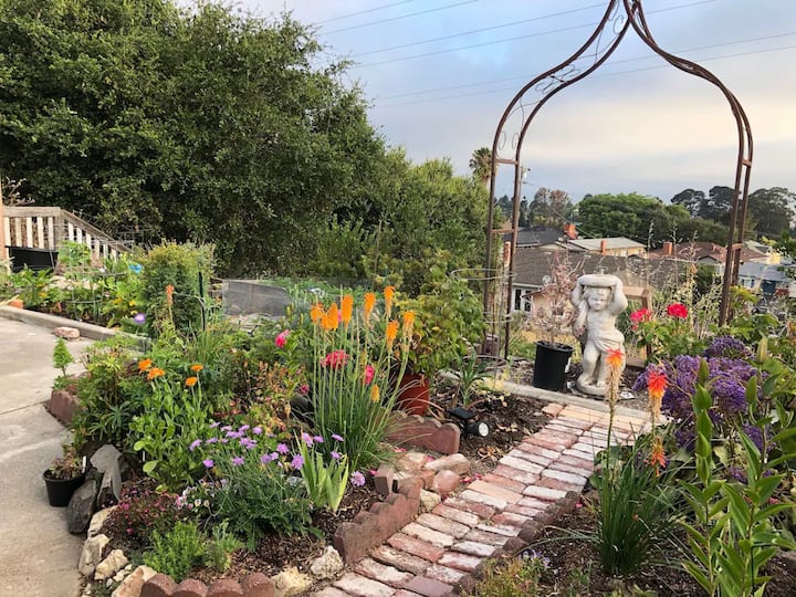 Cozy unit with garden and ocean bay views, Pinole Guesthouses for