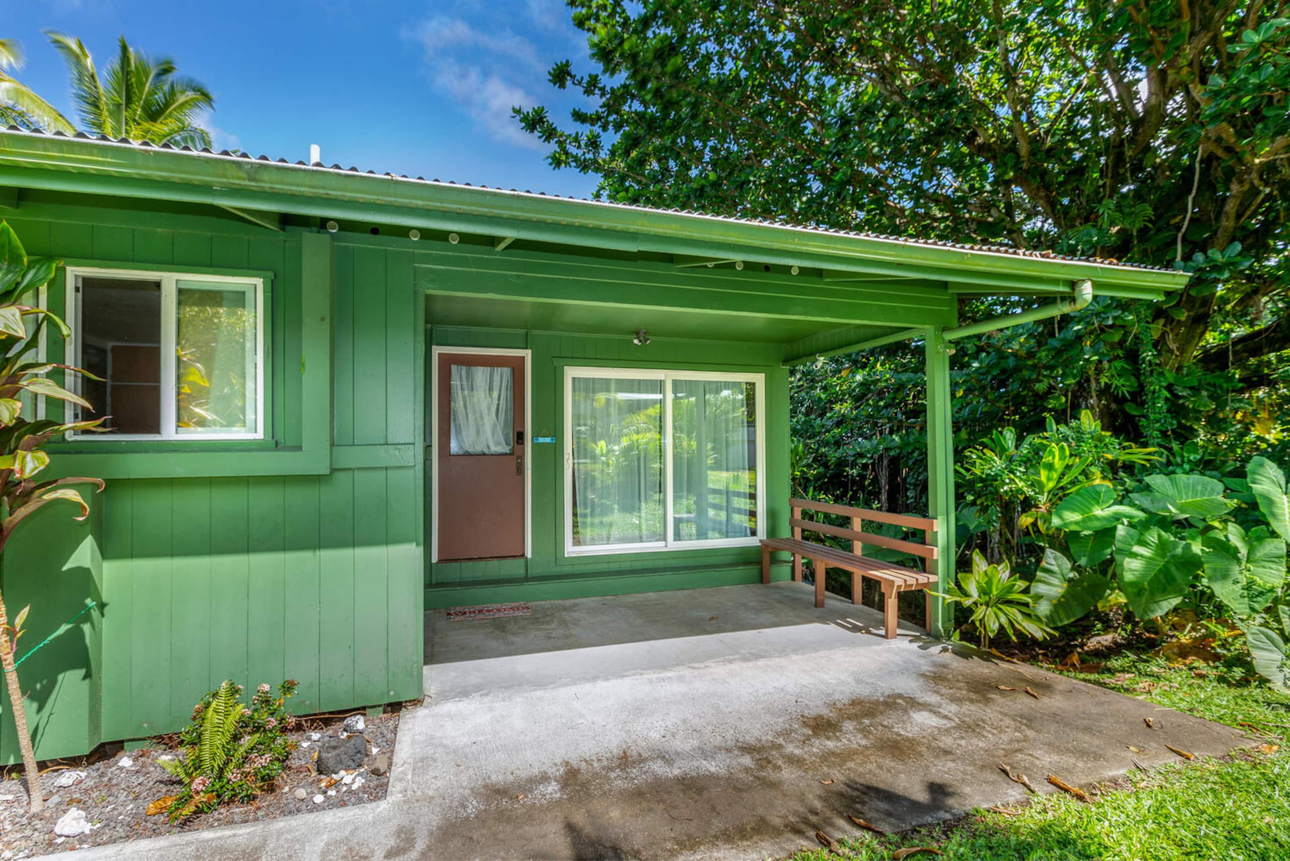 Home in Hilo · ★4.56 · 3 bedrooms · 6 beds · 1.5 private baths - Image 4