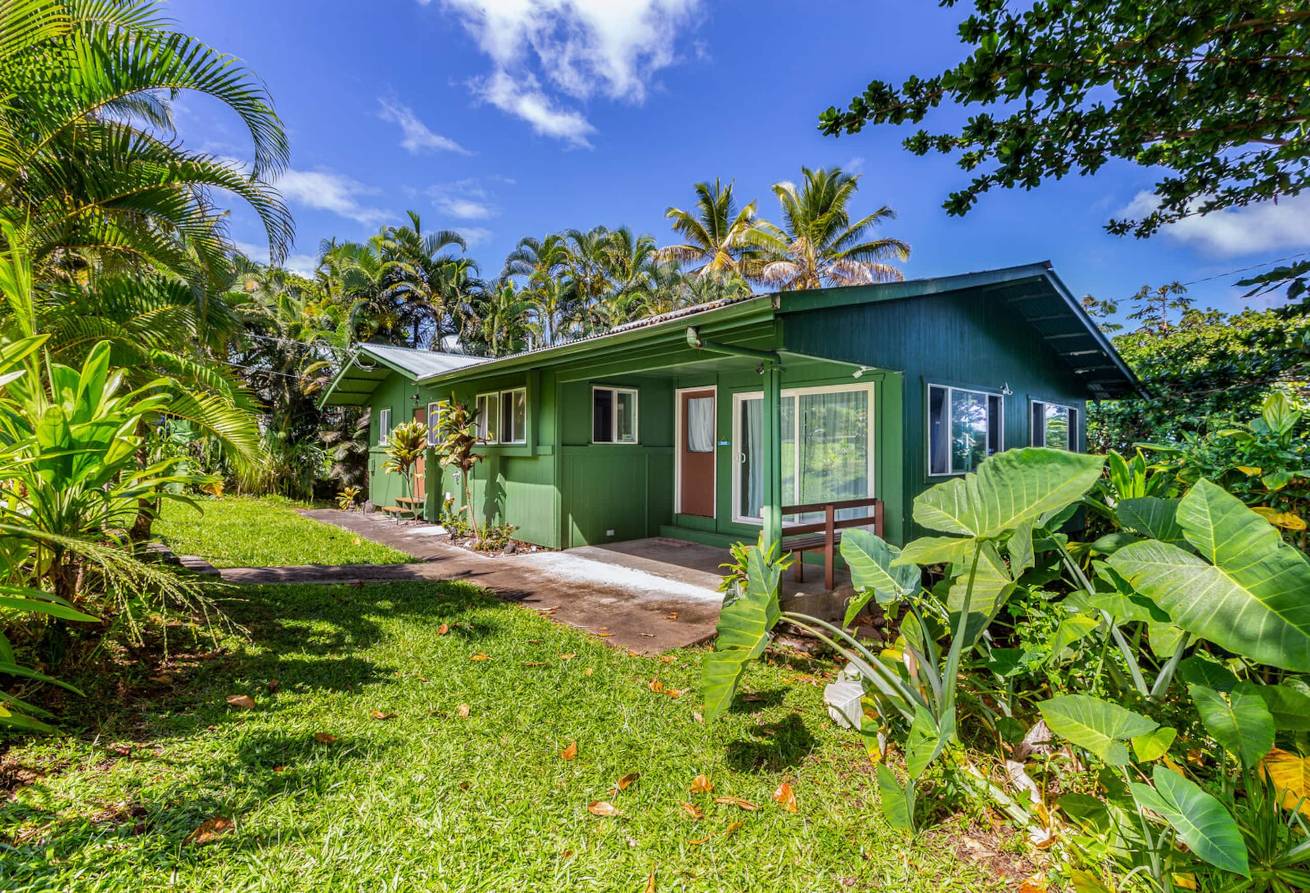 Home in Hilo · ★4.56 · 3 bedrooms · 6 beds · 1.5 private baths - Image 3
