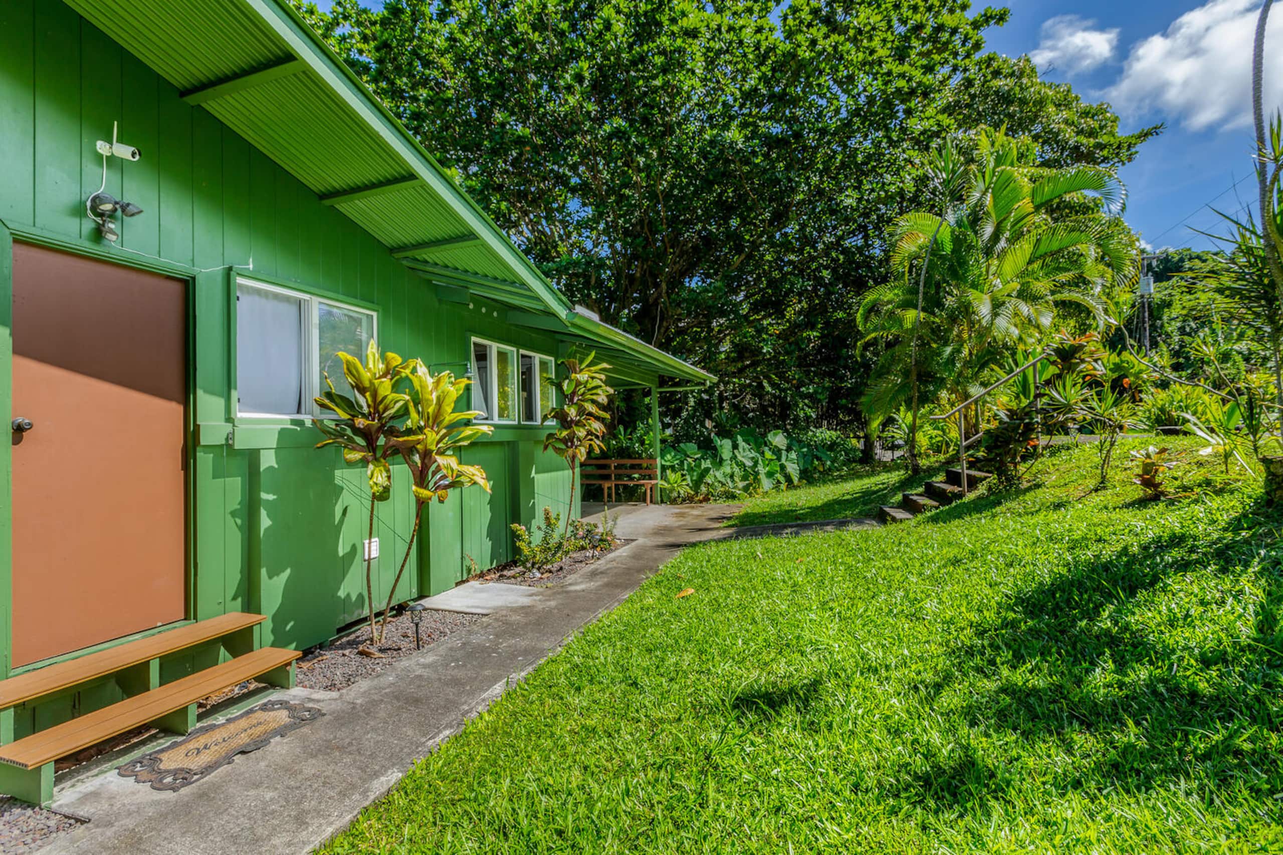 Home in Hilo · ★4.56 · 3 bedrooms · 6 beds · 1.5 private baths - Image 16
