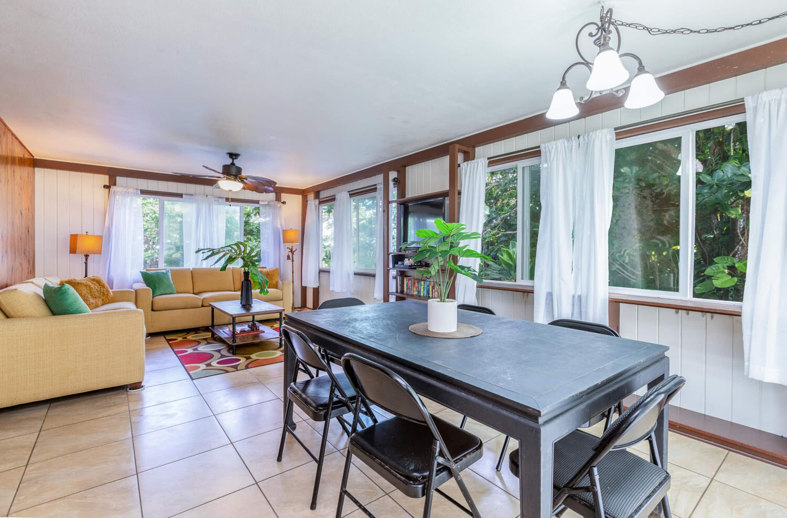 Home in Hilo · ★4.56 · 3 bedrooms · 6 beds · 1.5 private baths - Image 6