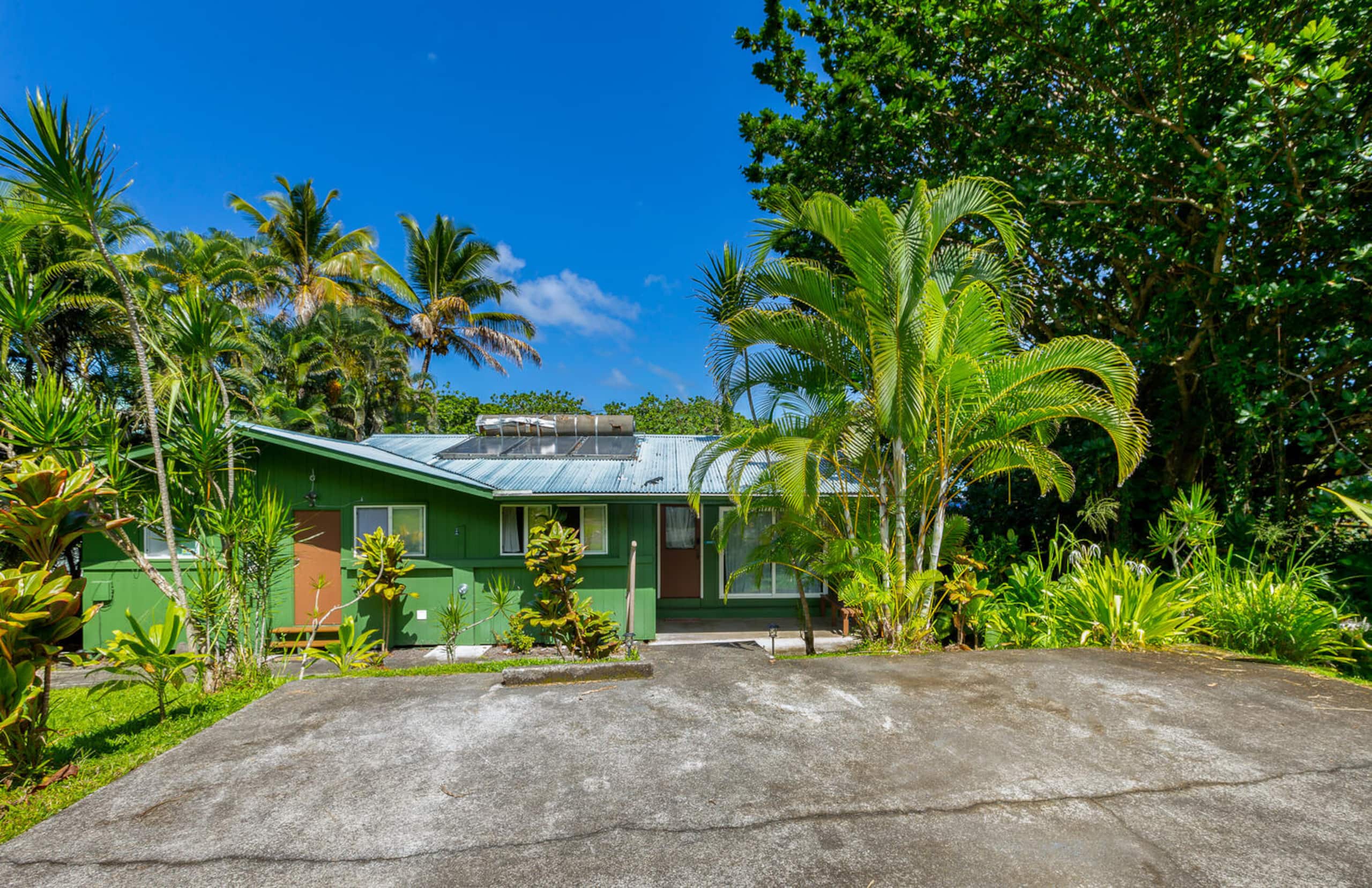 Home in Hilo · ★4.56 · 3 bedrooms · 6 beds · 1.5 private baths - Image 14