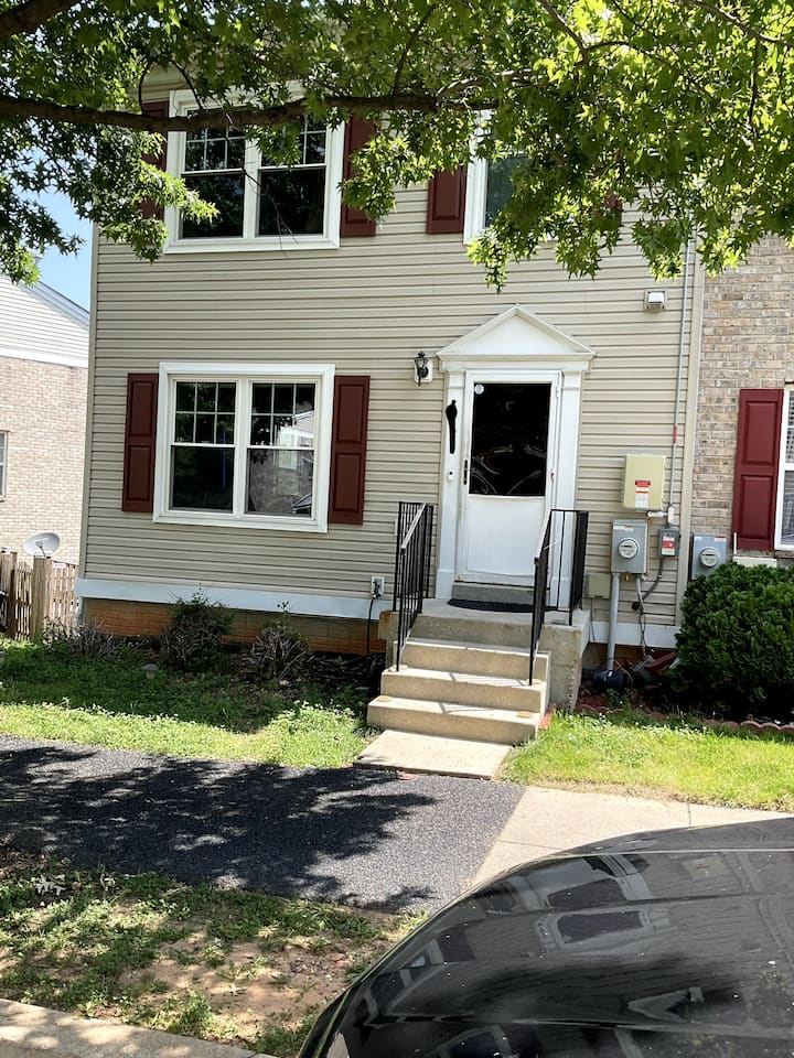 2 Bedroom Townhome W/ Deck & 2.5 Baths - Washington, DC