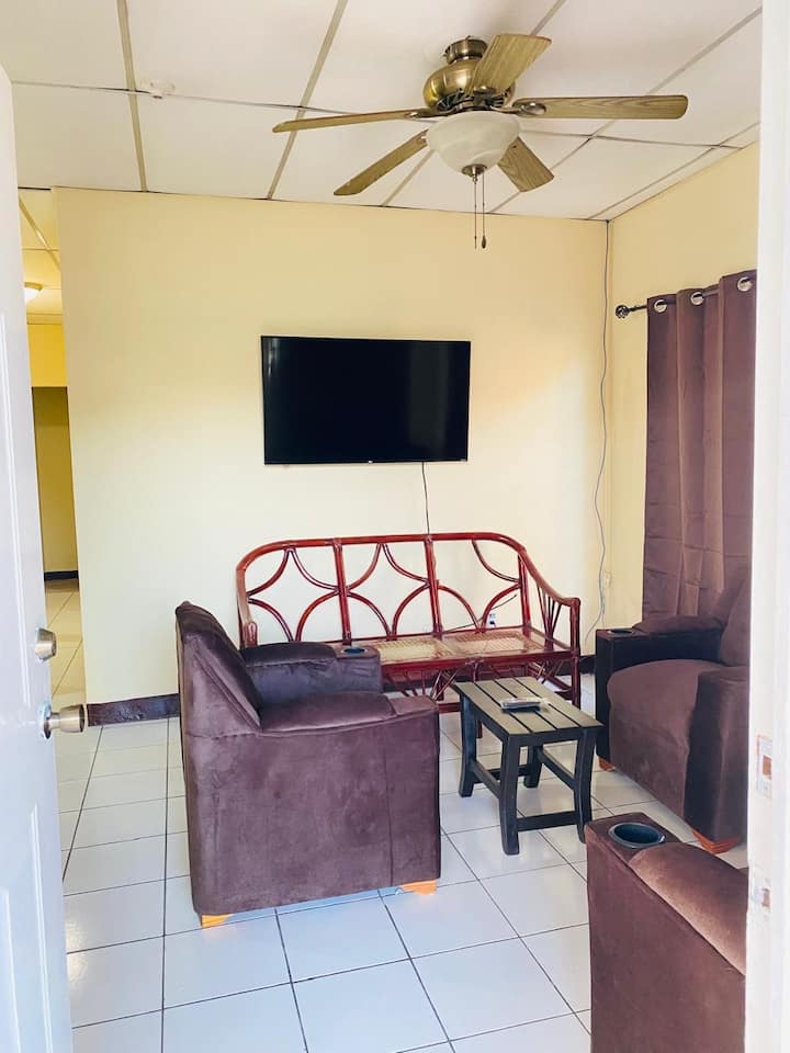 Safe & Spacious House In Managua - 마나과