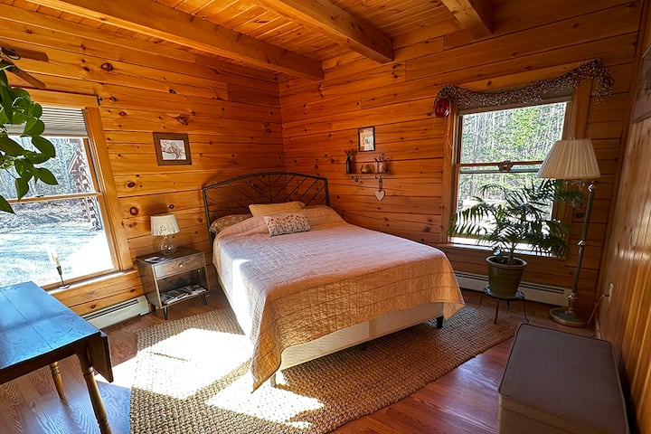 Dhoma e dytë e gjumit me krevat dopio "queen" (në katin e parë)