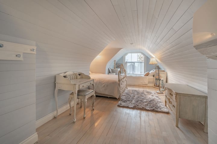Unique Ocean Room - Chemainus