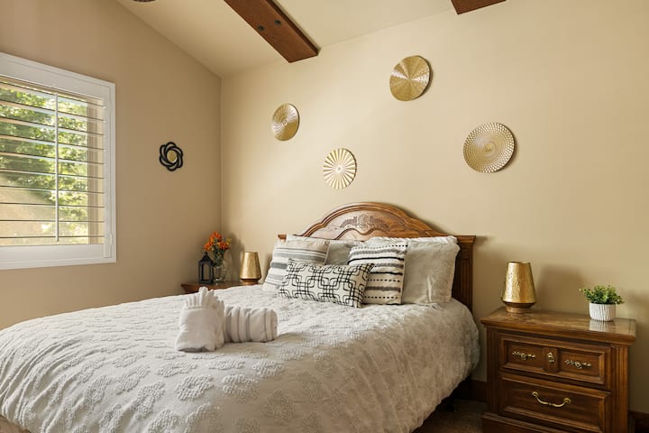 Თავი ისე იგრძენით, როგორც საკუთარ სახლში, მესამე საძინებელში, კომფორტული ორადგილიანი საწოლით.