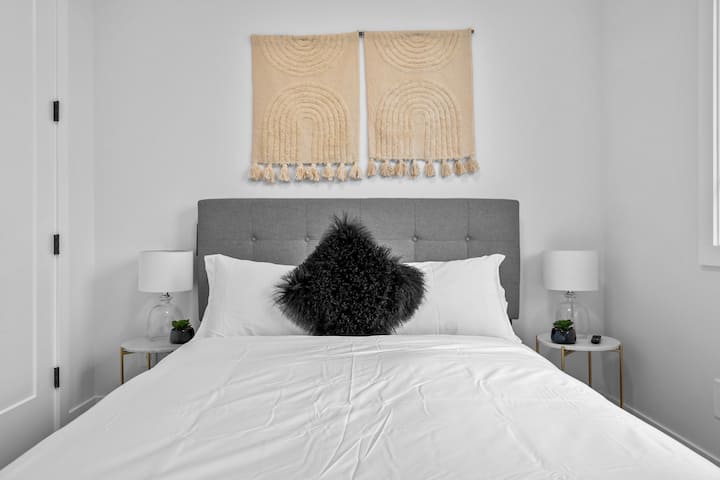 Tassels, textures, and peace. This earthy-chic space was made for dreamy stays ☁️✨

