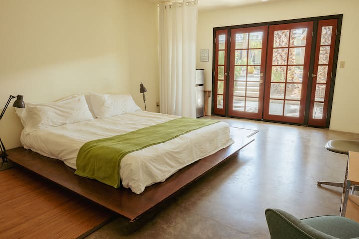 Natural Hot Springs Retreat, Desert Garden & Oasis - Desert Hot Springs, CA