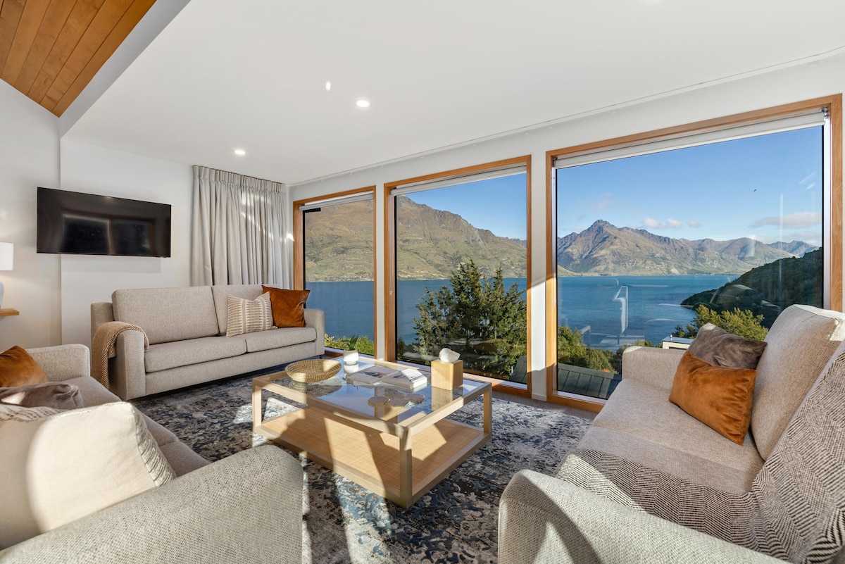 Top Airbnb: Queenstown Retreat - Spa, pool table, views in Queenstown Centre