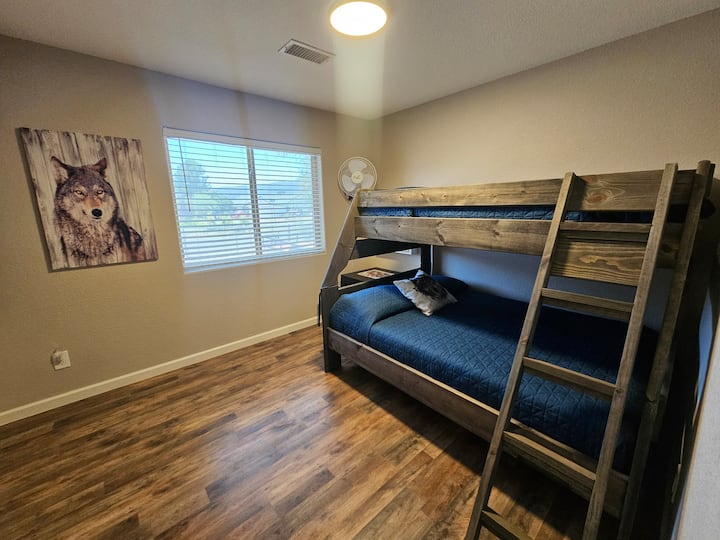 Esta litera tiene un colchón doble en la parte superior, completo en la parte inferior y una cama nido con colchón doble que se extrae. No hay ventilador de techo, así que los niños están seguros. El ventilador de pared gira e incluso hay otro ventilador en el armario.