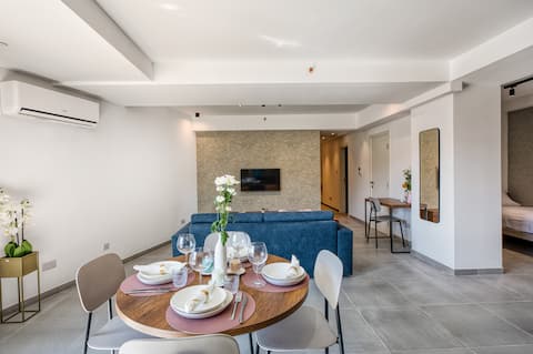 Stylish Apartment Heart of St. Julian’s Sleeps 5!