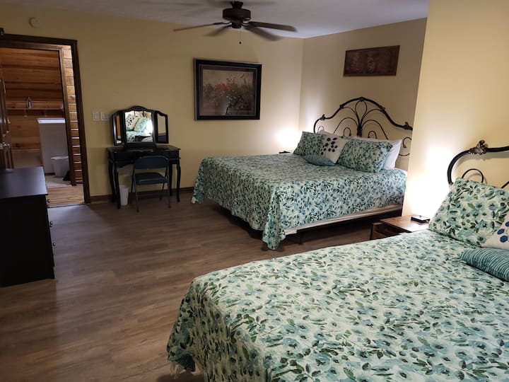 4号卧室-1加大双人床，一米宽一米宽双人床