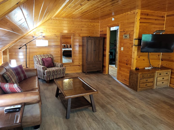 卧室5 -椅子、衣柜、40英寸智能电视