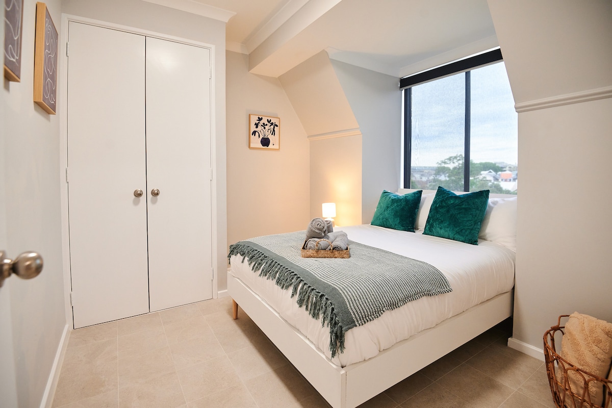 ملاذ غرفة النوم الهادئ: مساحة مشرقة مزينة بوسائد فاخرة وإضاءة ناعمة لليالي مريحة!