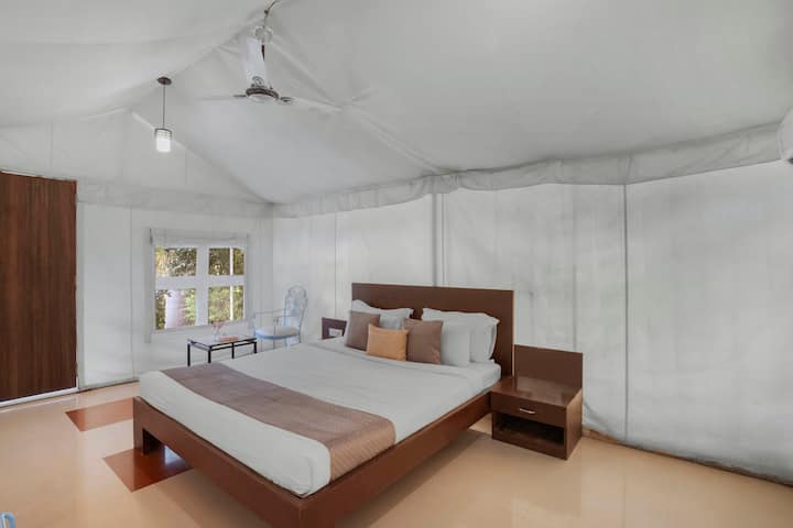 Alaya Stays  JEEVANTARA TABIBITO · Tent With Common Pool, Lounge Area, & Banquet Hall
