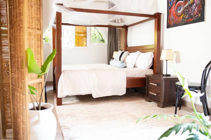 Ni tulivu, mara nyingi ni tulivu sana.
Joto limepozwa lakini kuna feni ikiwa hutapooza vya kutosha.