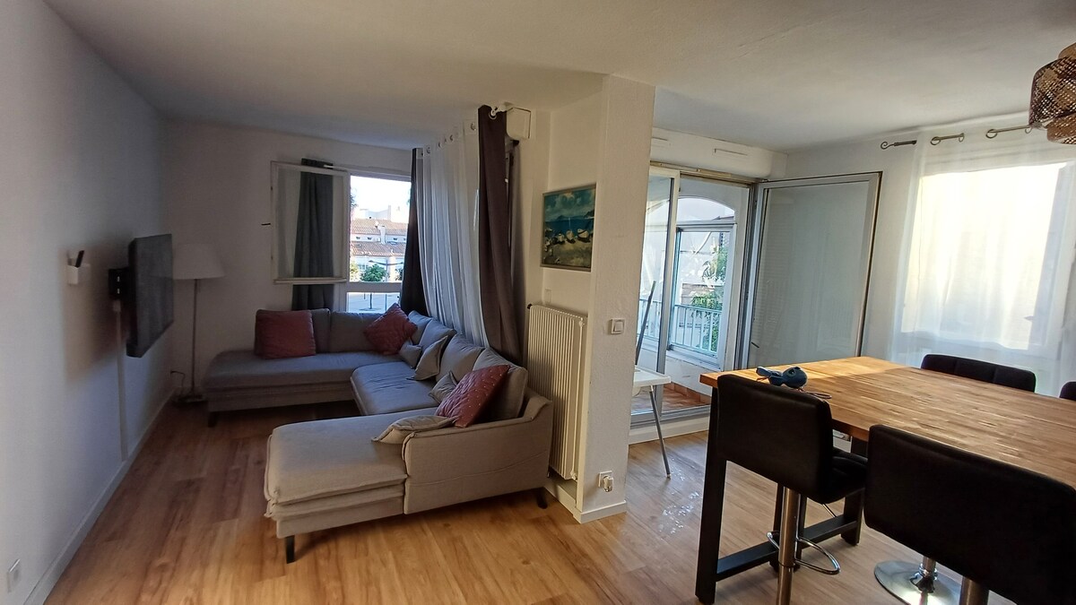 客厅：连接电视和沙发床140x190厘米（双人）。