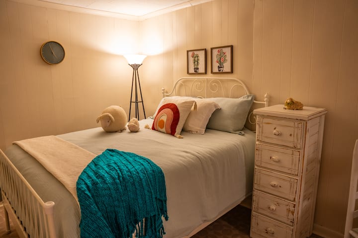 חדר השינה הזה כולל מיטת קווין סייז, ויש גישה אליו דרך הסוויטה הראשית. יש בו גם מטבחון, כך שהוא מושלם למשפחות שנוסעות עם ילדים קטנים.