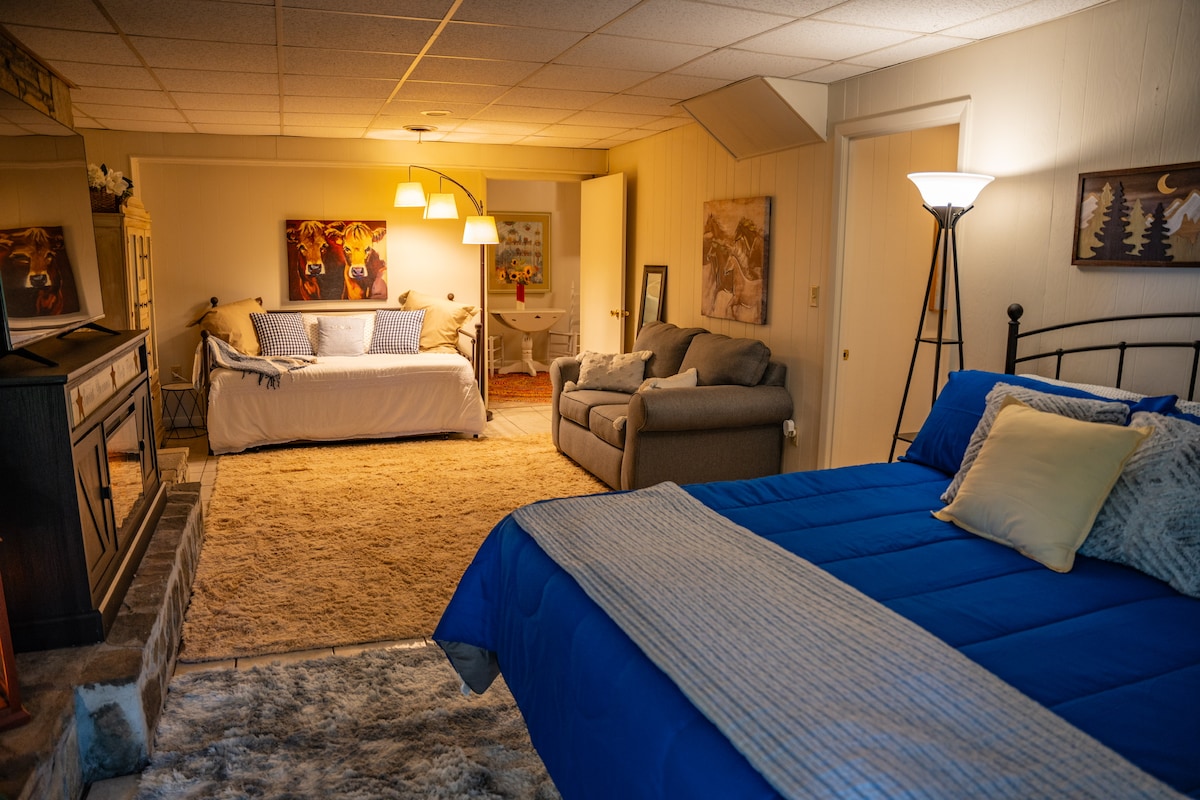 La habitación también es una habitación de paso a otro dormitorio con cocina.