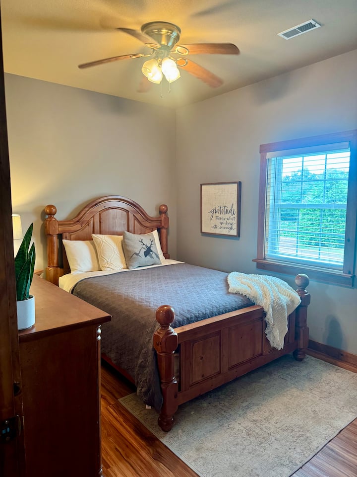 ห้องนอน 2 (ชั้นหลัก)
ประกอบด้วย: เตียงควีนไซส์ 1 เตียง ตู้ลิ้นชัก โต๊ะข้างเตียง และตู้เสื้อผ้า