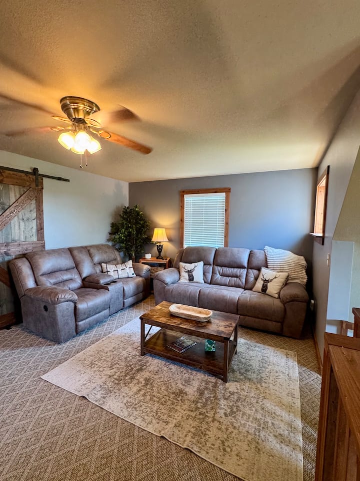 ห้องนั่งเล่นในพื้นที่ลอฟท์ (ตั้งอยู่ชั้นบน)
มี: เตียงคู่ 1 เตียง ทีวี เตาผิงไฟฟ้า ผ้าห่มเสริม ตัวต่อ เกมกระดาน และไพ่