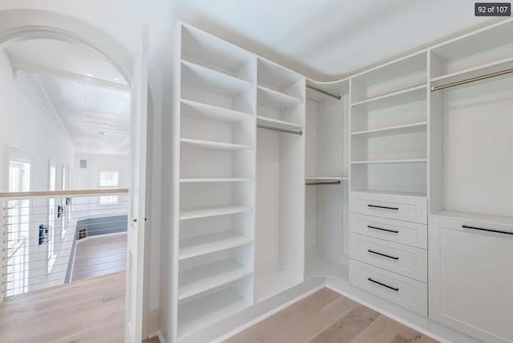 Pièces-penderies assorties dans la chambre 4 (lit queen size) et la chambre 5 (lit queen size)