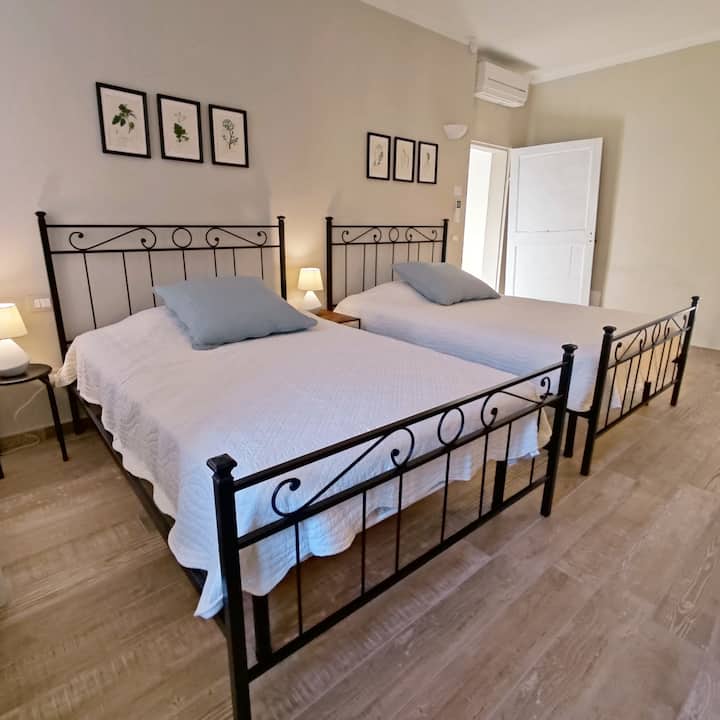ห้องนอนพร้อมเตียงเดี่ยวขนาดใหญ่ 2 เตียง (กว้าง 120 ซม.) พร้อมที่นอนเมมโมรี่โฟมที่ช่วยให้ผู้เข้าพักผ่อนคลาย