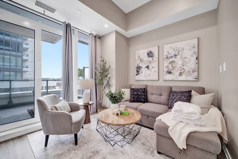 Popular Airbnb listing: City Views & Private Balcony | Gym, Pool & More! in K W Hospital