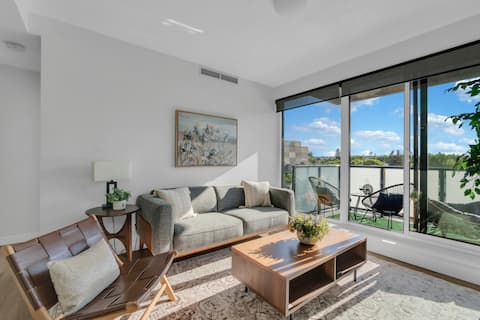 Top performing Airbnb: New 2BR King suite| Kensington| UG Parking| Banff in Sunnyside