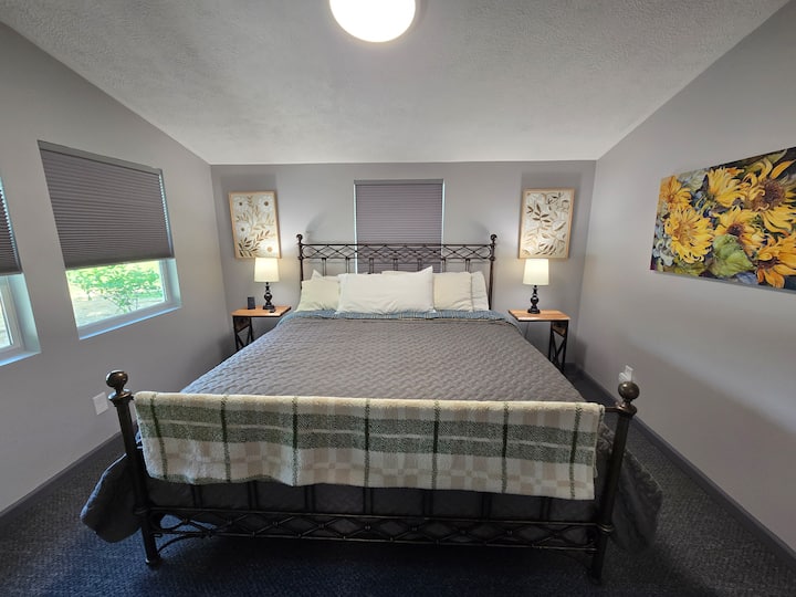 Cómodas camas tamaño king. Mesitas de noche con cargador de teléfono y puertos USB