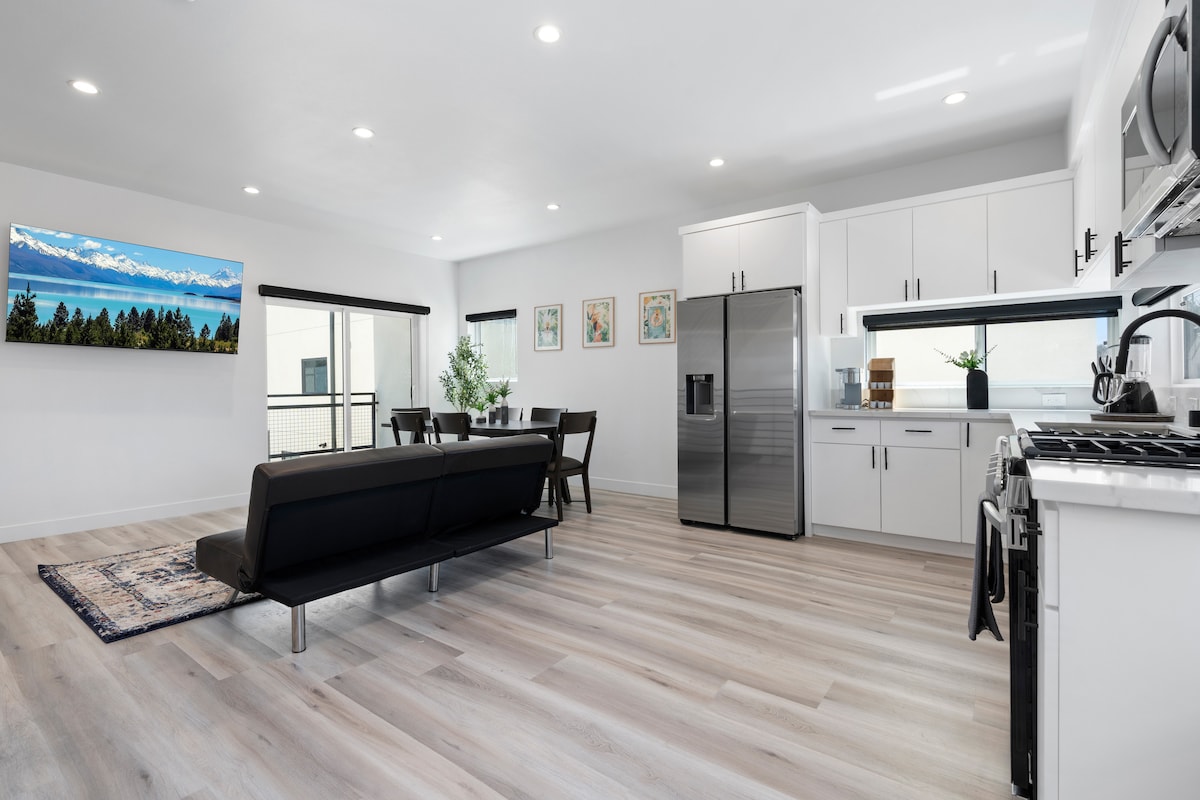 Ამ ფართო საცხოვრებელში არის სმარტ-ტელევიზორი გართობისთვის და იხსნება კერძო ტერასაზე თქვენი ექსკლუზიური გამოყენებისთვის