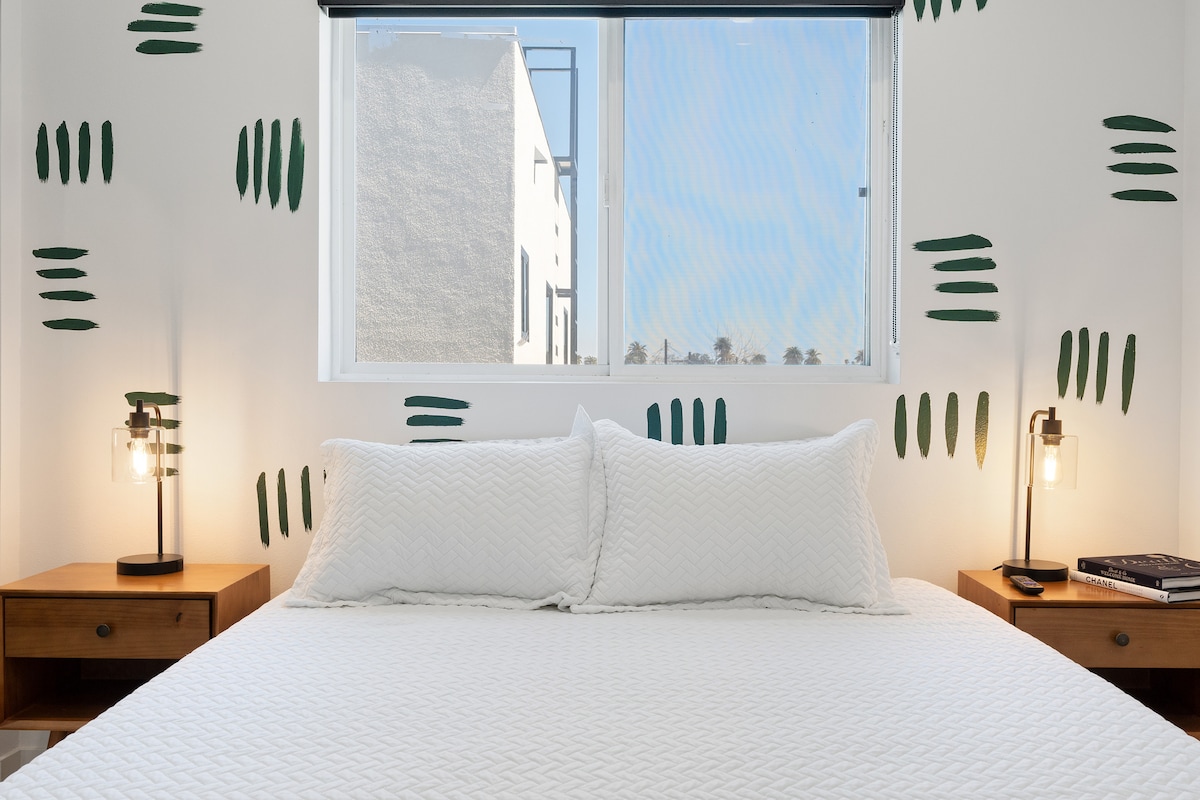 Დახვეწილი საძინებელი კომფორტული საწოლით