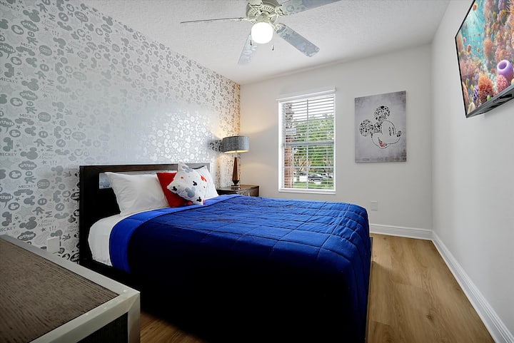 Útulná spálňa s manželskou posteľou Queen – ideálna pre tínedžerov, starých rodičov alebo hostí