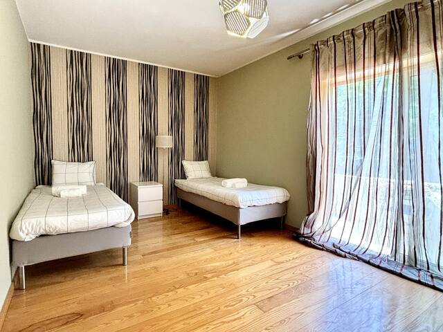 10 Pax/ 5 Rooms Vila/Beach 10 Mins/Party Available gallery image 4