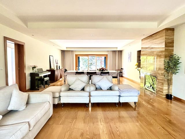 10 Pax/ 5 Rooms Vila/Beach 10 Mins/Party Available