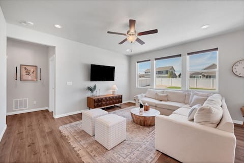 Elegant 6BR Johnstown Home w/ Games & Big Yard